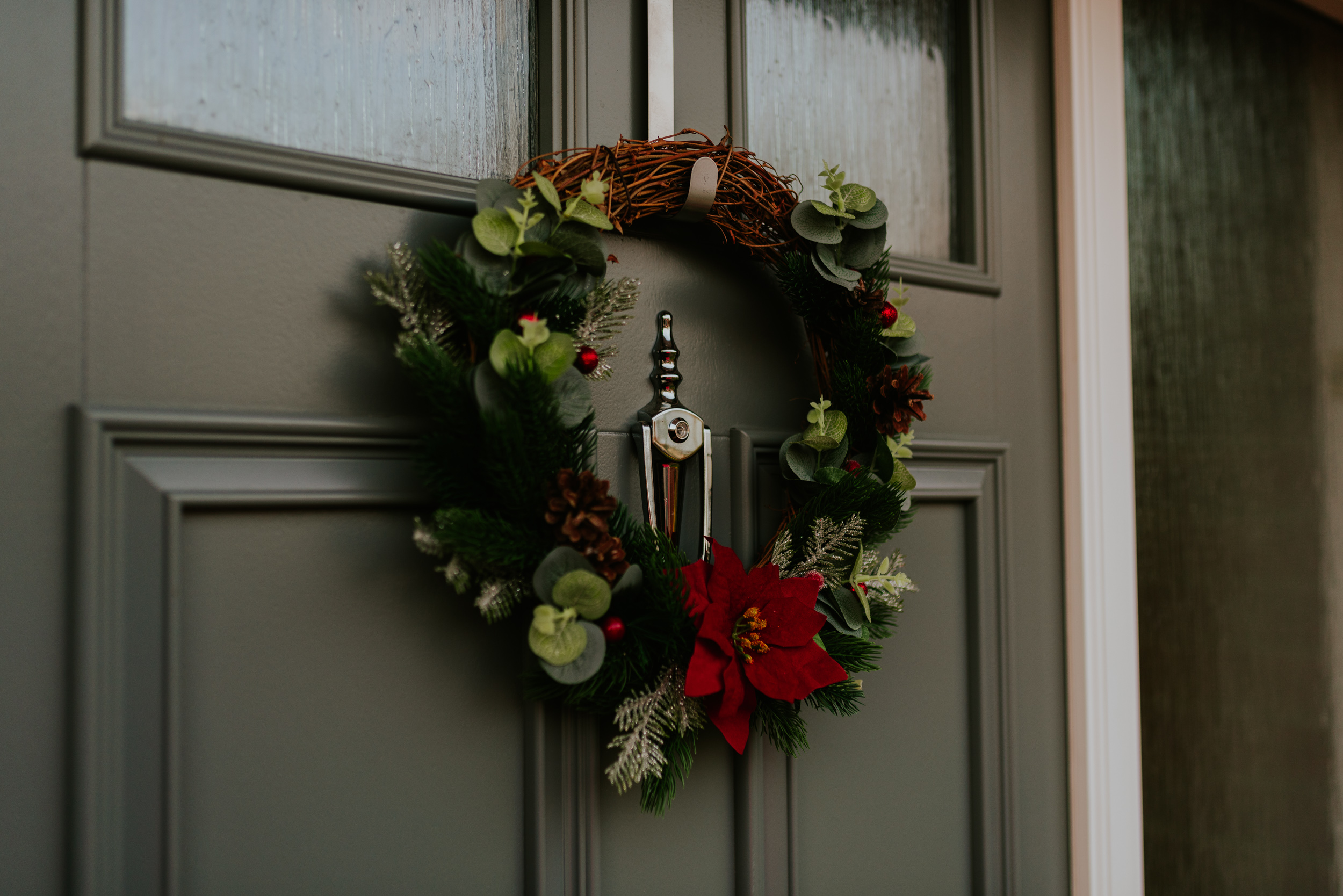 How To Put Wreath On Door